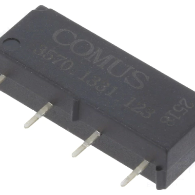 Relé eletrônico preto com quatro terminais metálicos