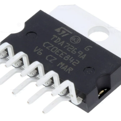 Chip eletrônico preto com oito pinos e marcações brancas, parte metálica prateada com furo.