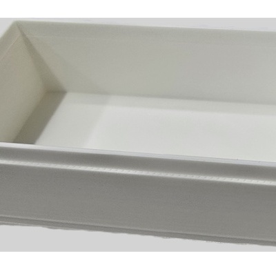 Gaveta branca retangular em fundo cinza claro