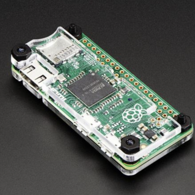 Placa eletrónica Raspberry Pi numa caixa transparente sobre fundo preto