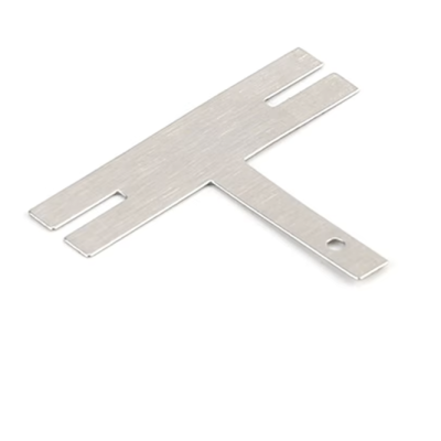 Peça metálica prateada em forma de T com cortes retangulares e furo
