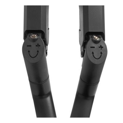 Detalhe de cabo preto com símbolos de mais e menos e sorrisos gravados