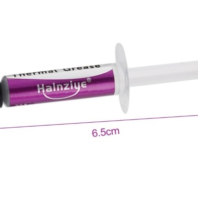 Seringa de pasta térmica roxa com tampão preto e medidas em fundo branco