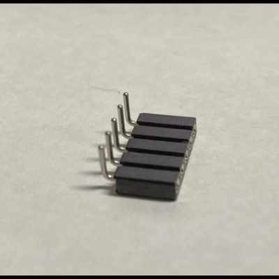 Conector de pinos elétricos preto com seis pinos metálicos