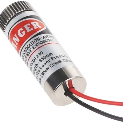 Dispositivo cilíndrico metálico com fios e rótulo de aviso vermelho 'DANGER'