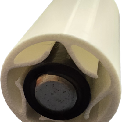 Objeto cilíndrico com estrutura plástica branca e peça metálica interior