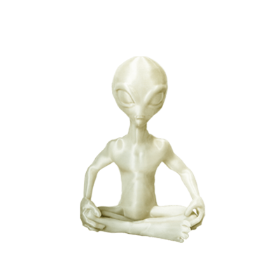 Figura decorativa de alienígena sentado de cor branca em posição de lótus