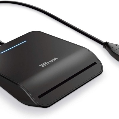 Leitor de cartões USB Trust preto com cabo USB.