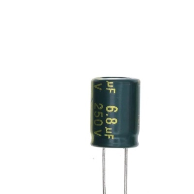 Capacitor eletrolítico preto com texto amarelo 6.8µF 250V e terminais metálicos