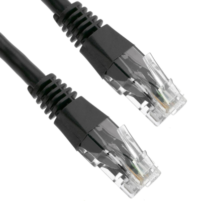 Cabo de rede Ethernet preto com conectores RJ45 transparentes