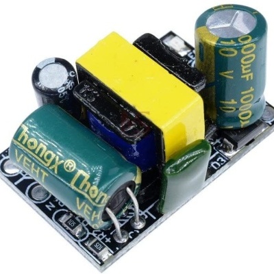 Placa eletrónica com capacitores e componentes em vários materiais e cores