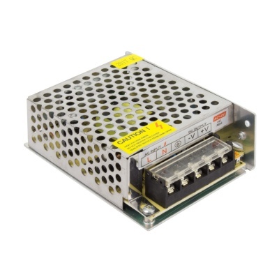 Fonte de alimentação metálica perfurada prateada com etiquetas amarelas de aviso