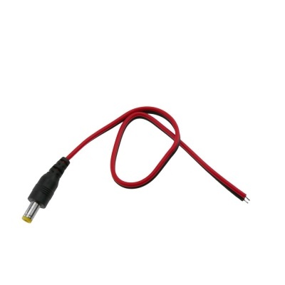 Cabo elétrico com conector DC preto e fios expostos