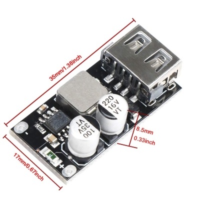 Placa eletrónica mini com porta USB dupla e capacitores brancos