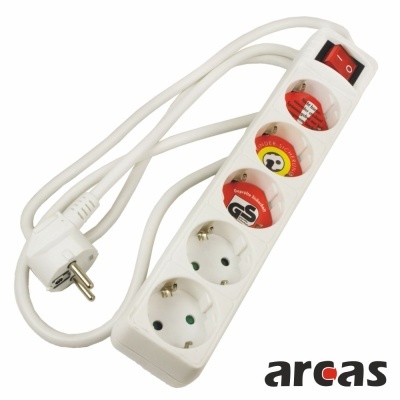 Filtro de linha branco com quatro tomadas, cabo e interruptor, etiquetas coloridas nas tomadas