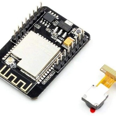 Placa eletrónica preta com módulo metálico e componente auxiliar com lente