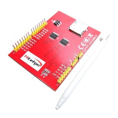 Placa eletrónica vermelha com pinos dourados e antena branca ao lado