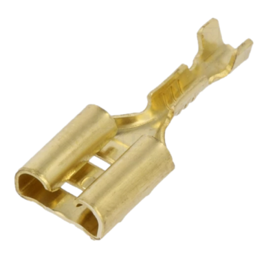 Conector elétrico metálico dourado em fundo branco