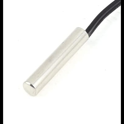 Cabo preto com ponta cilíndrica metálica prateada