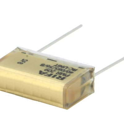 Componente eletrónico retangular dourado com texto preto e duas pernas metálicas