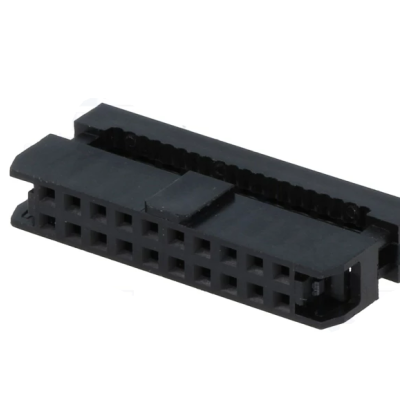 Conector macho preto com pinos em duas filas sobre fundo branco