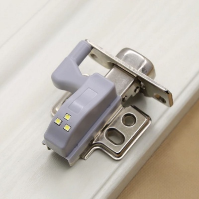 Dobradiça metálica prata com dispositivo em plástico cinzento e detalhes amarelos