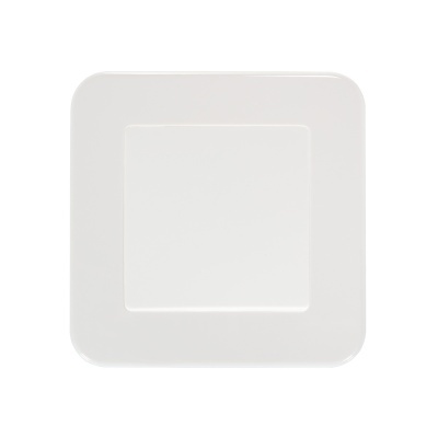 Prato quadrado branco com relevo quadrado no centro