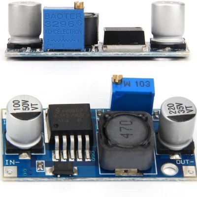 Placa eletrónica azul com componentes eletrónicos montados sobre fundo branco