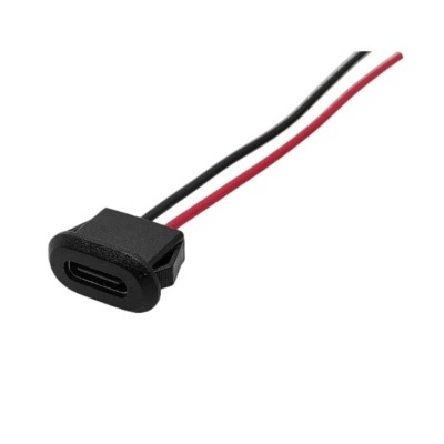 Conector USB tipo C preto com fios coloridos