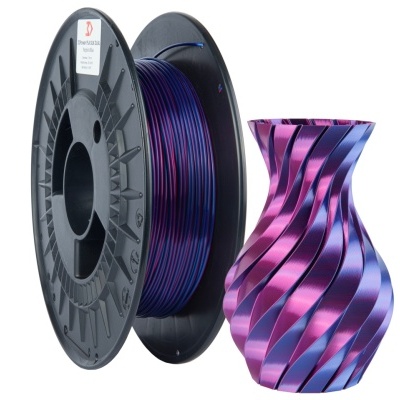 Rolo de filamento PLA azul e rosa com vaso impresso em 3D espiral