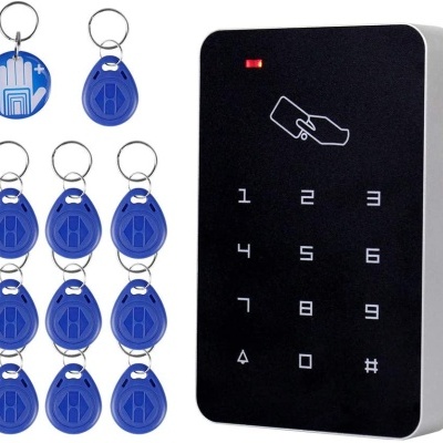 chaveiros azuis e leitor de controlo de acesso preto com teclado numérico