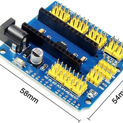 Placa eletrónica azul com pinos amarelos e conector preto