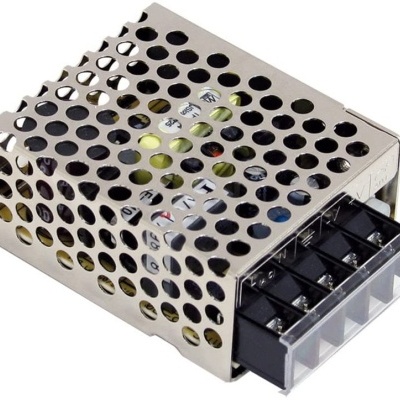 Fonte de alimentação metálica prateada com furos e terminais pretos