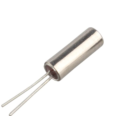 Componente eletrónico cilíndrico metálico prateado com dois terminais finos