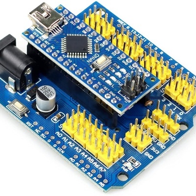 Placa eletrónica azul com vários conectores amarelos e microcontrolador