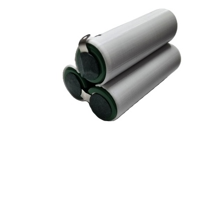 Três pilhas cilíndricas brancas com extremidades verdes