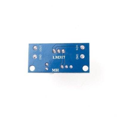 Placa eletrónica azul com escrita branca LM317 e marcações GND, VOUT, VIN