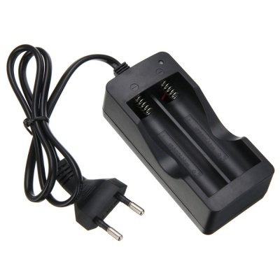 Carregador de bateria preto com mola para 2 pilhas e cabo com ficha europeia