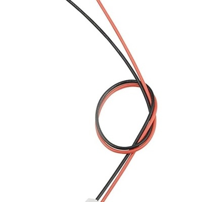 Cabo elétrico com conector branco e fios preto e vermelho com pontas desencapadas