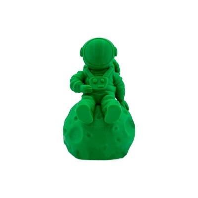 Figura decorativa verde de astronauta sentado numa base de planeta
