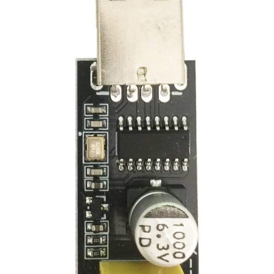 Circuito USB com capacitor prateado e conector amarelo de nove pinos.