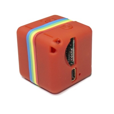 Mini câmera vermelha compacta com faixa colorida e portas USB