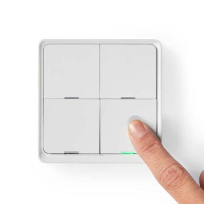 interruptor de parede branco com quatro botões e luz verde num botão