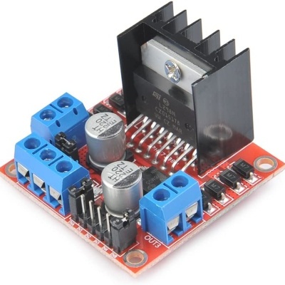 Placa eletrónica de controlo de motor com dissipador e condensadores.