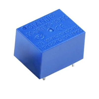 Relé electrónico azul com texto em relevo e pinos metálicos