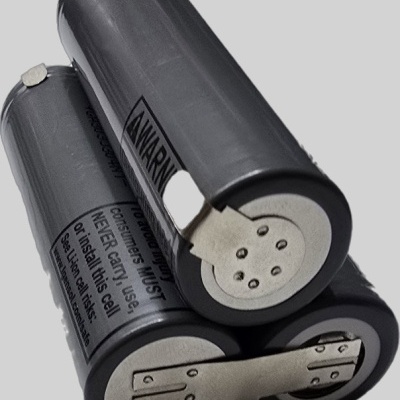 Três baterias cilíndricas cinzentas com texto e ligações metálicas