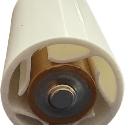 Adaptador branco em plástico para pilha AA