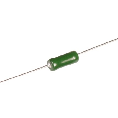 Resistor axial verde com fios metálicos em fundo branco