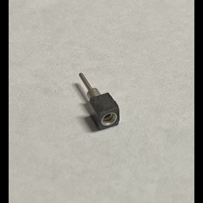 Pequeno componente eletrónico preto com pino metálico sobre fundo branco