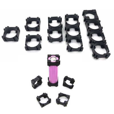 Suportes modulares pretos para baterias com uma bateria rosa